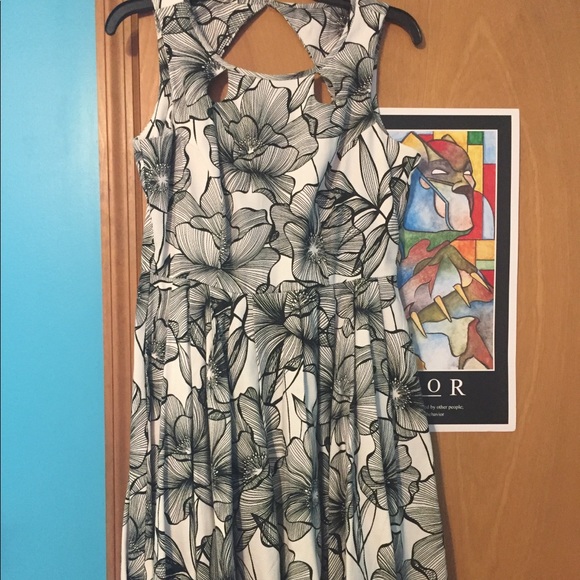 Dresses & Skirts - Danny & Nicole Black/White Floral Dress